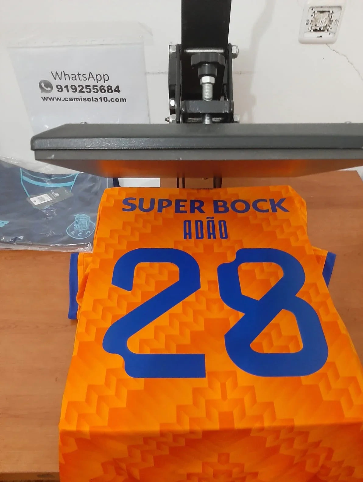 camisola do equipamento alternativo FC Porto 2024 25 na prensa de estampagem