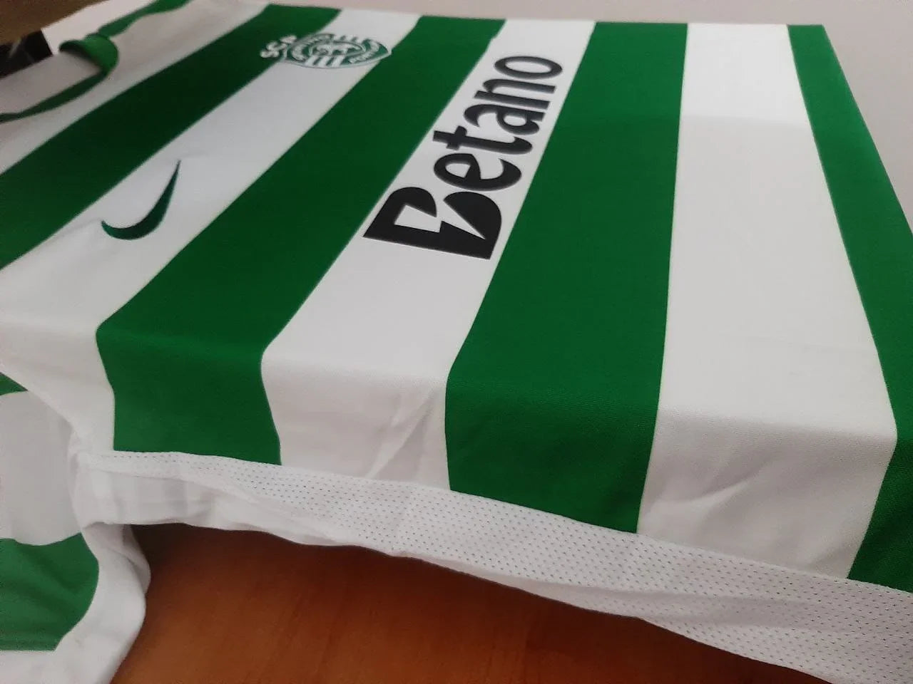 Detalhe do tecido respirável com microperfurações e corte slim fit da Camisola Principal Sporting CP 25/26