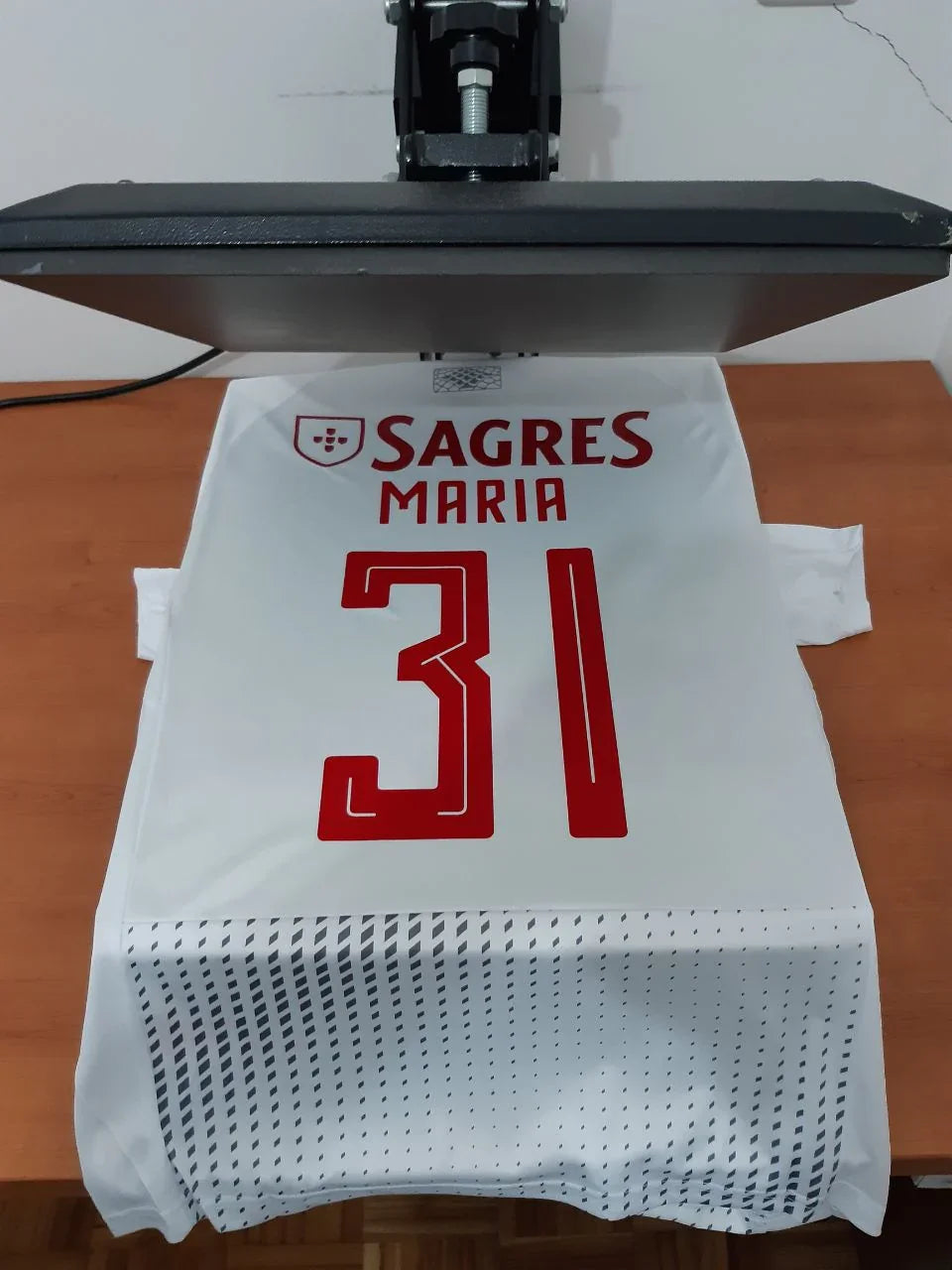 exemplo de personalização nas costas da camisola branca do Benfica 22/23 com nome Maria e número 31.
