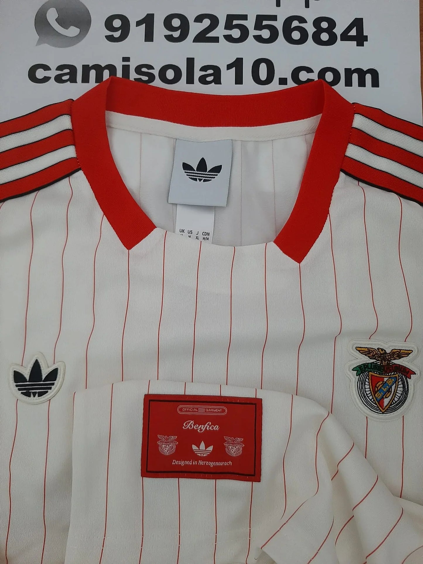 Detalhe do tecido e bordados camisola retro branca do Benfica época 25/26.
qualidade premium