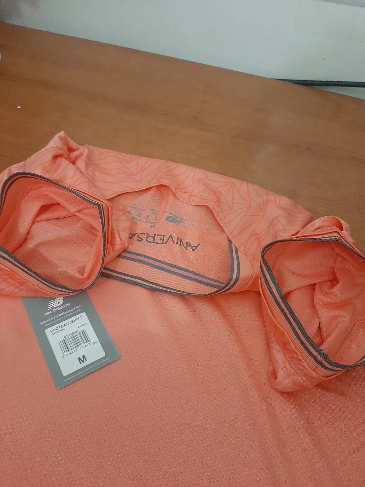 Detalhes do tecido e acabamento da camisola rosa fc porto
