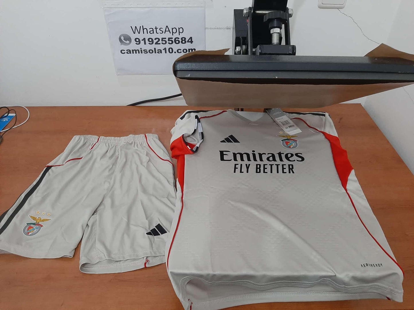 Kit de criança Bege SL Benfica 25/26 - Camisola 10 | Camisolas de futebol para adulto e criança, entregas em 2 a 3 dias