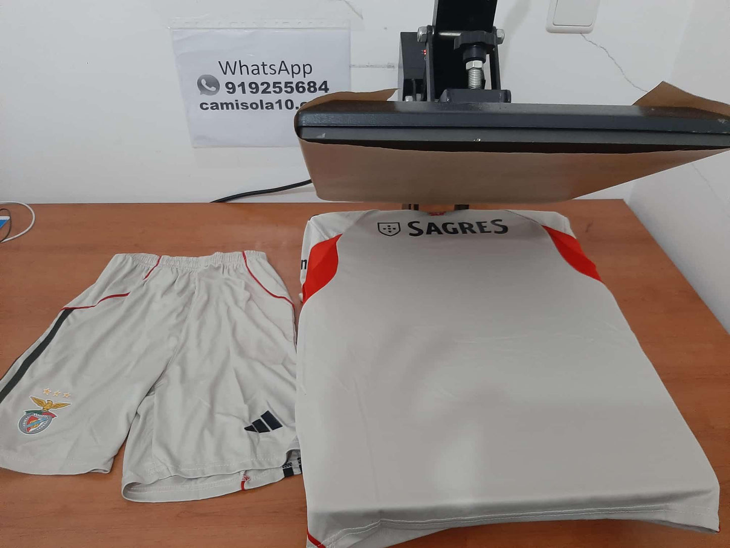 Kit de criança Bege SL Benfica 25/26 - Camisola 10 | Camisolas de futebol para adulto e criança, entregas em 2 a 3 dias