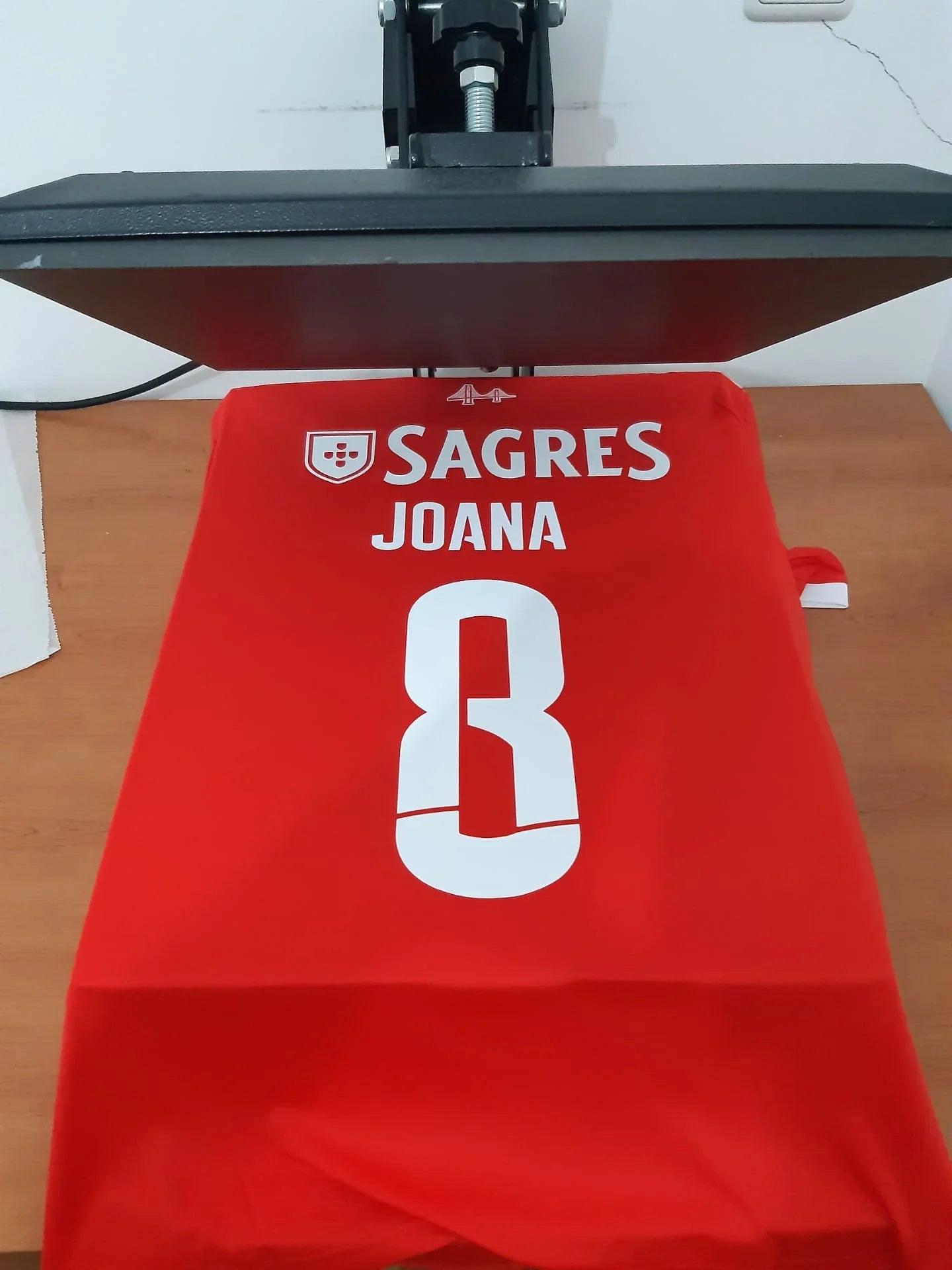 Exemplo de personalização nas costas da camisola do Benfica 22/23 com o nome JOANA e número 8