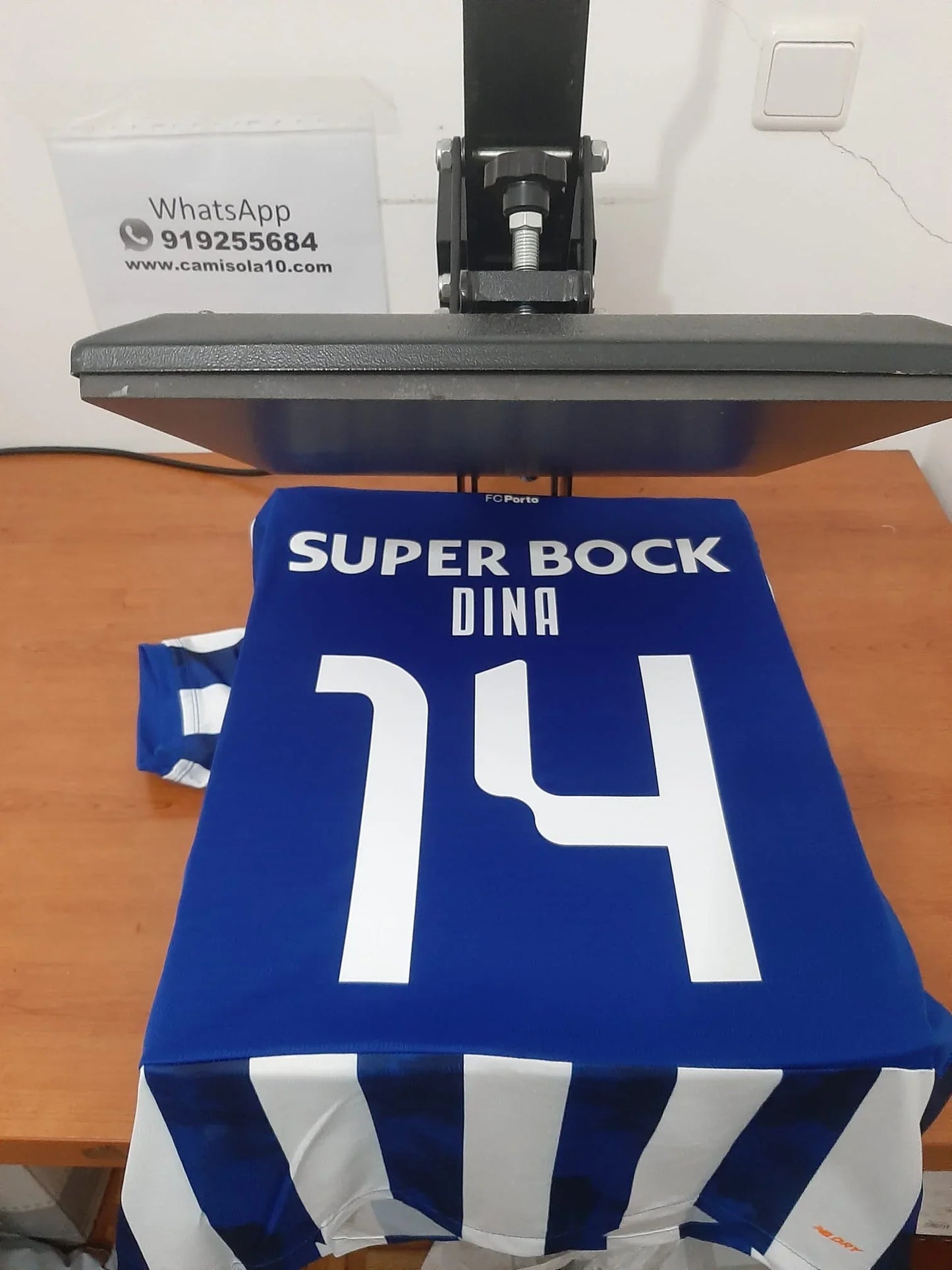 Detalhe da personalização nas costas da camisola do FC Porto 24/25 com o número 74 e nome Dina