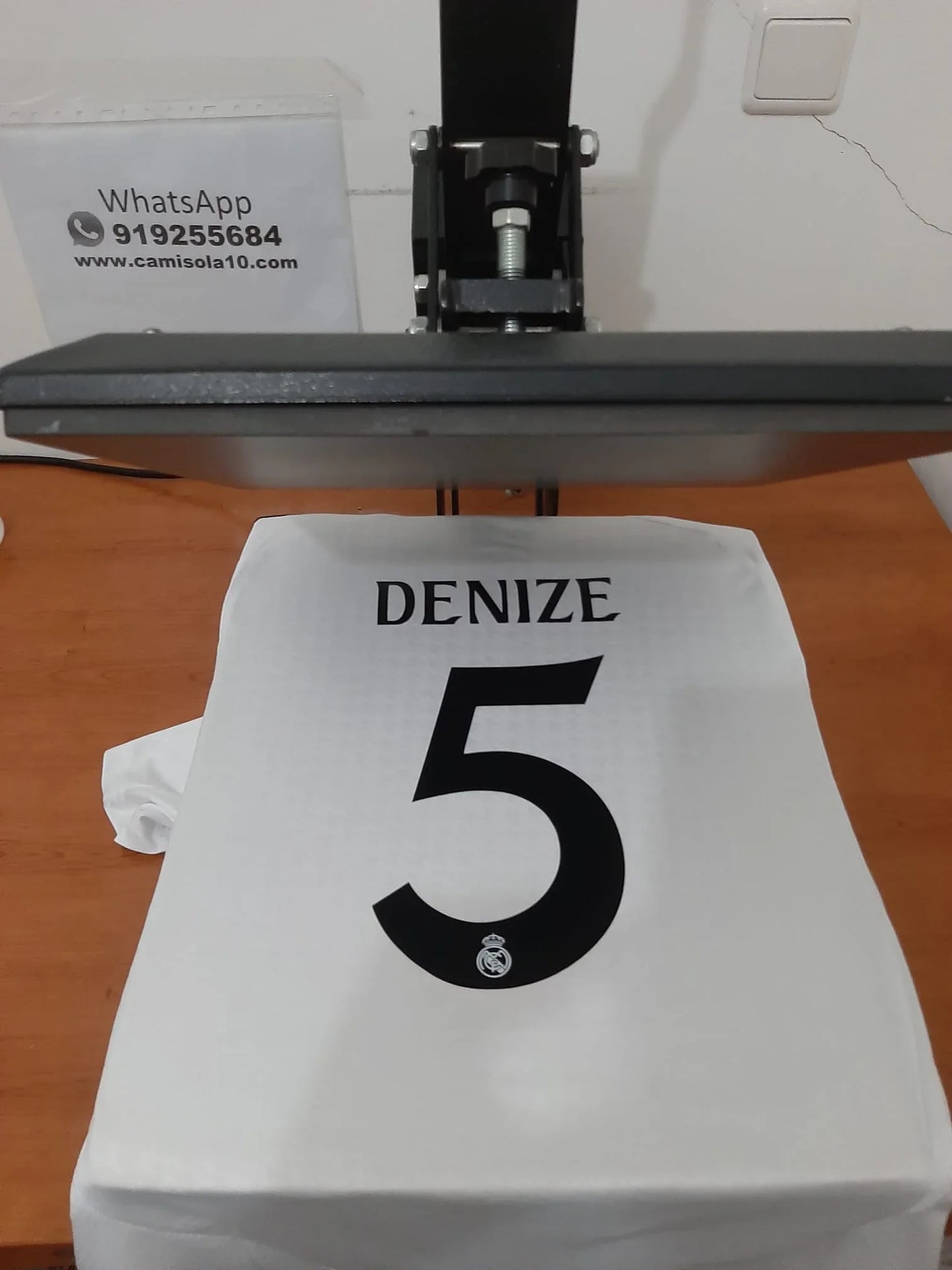 Detalhe da personalização nas costas da camisola do Real Madrid com o nome DENIZE e o número 5.