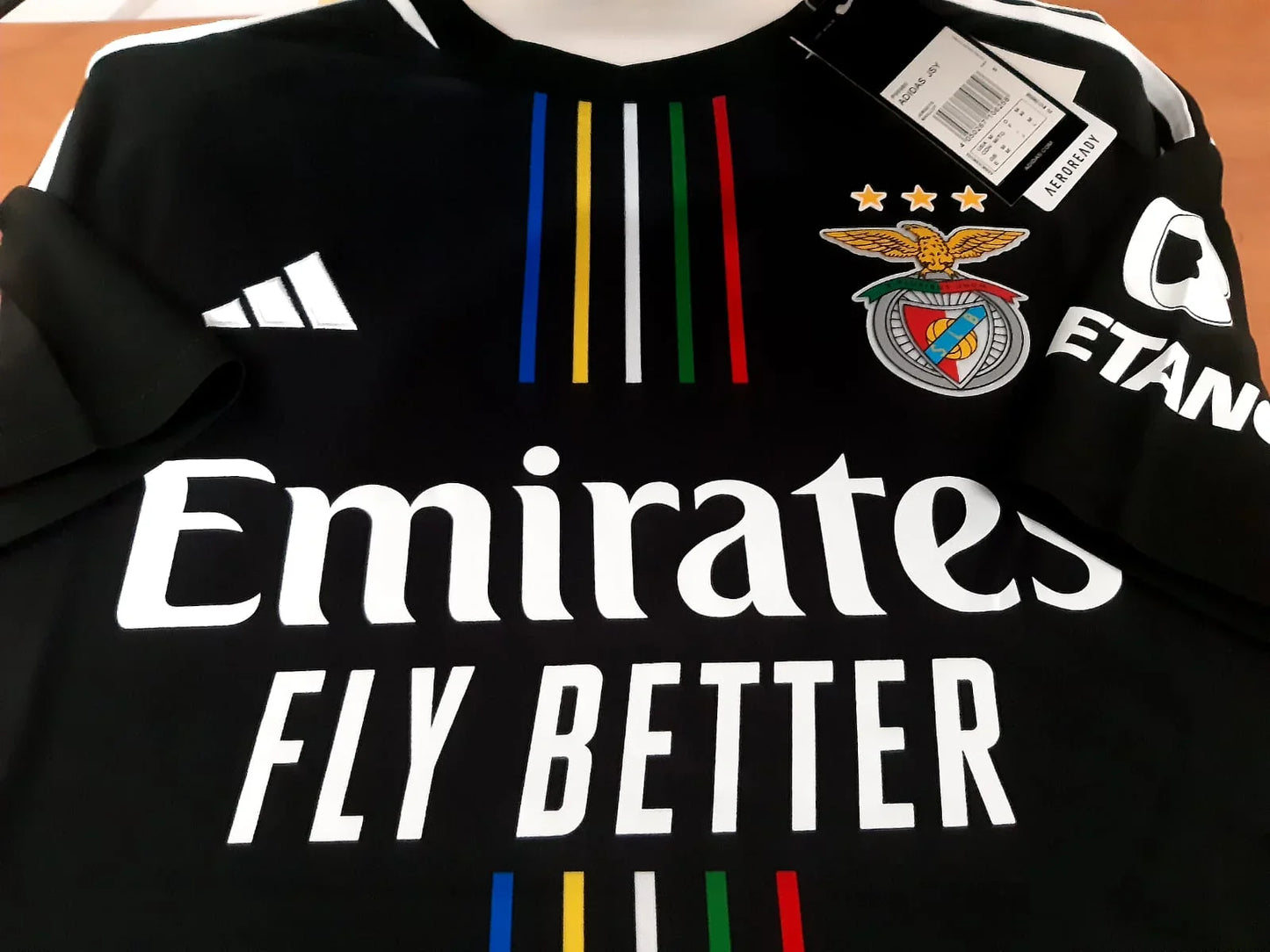 Detalhe da qualidade e acabamentos do camisola alternativa sl benfica 2023 24 