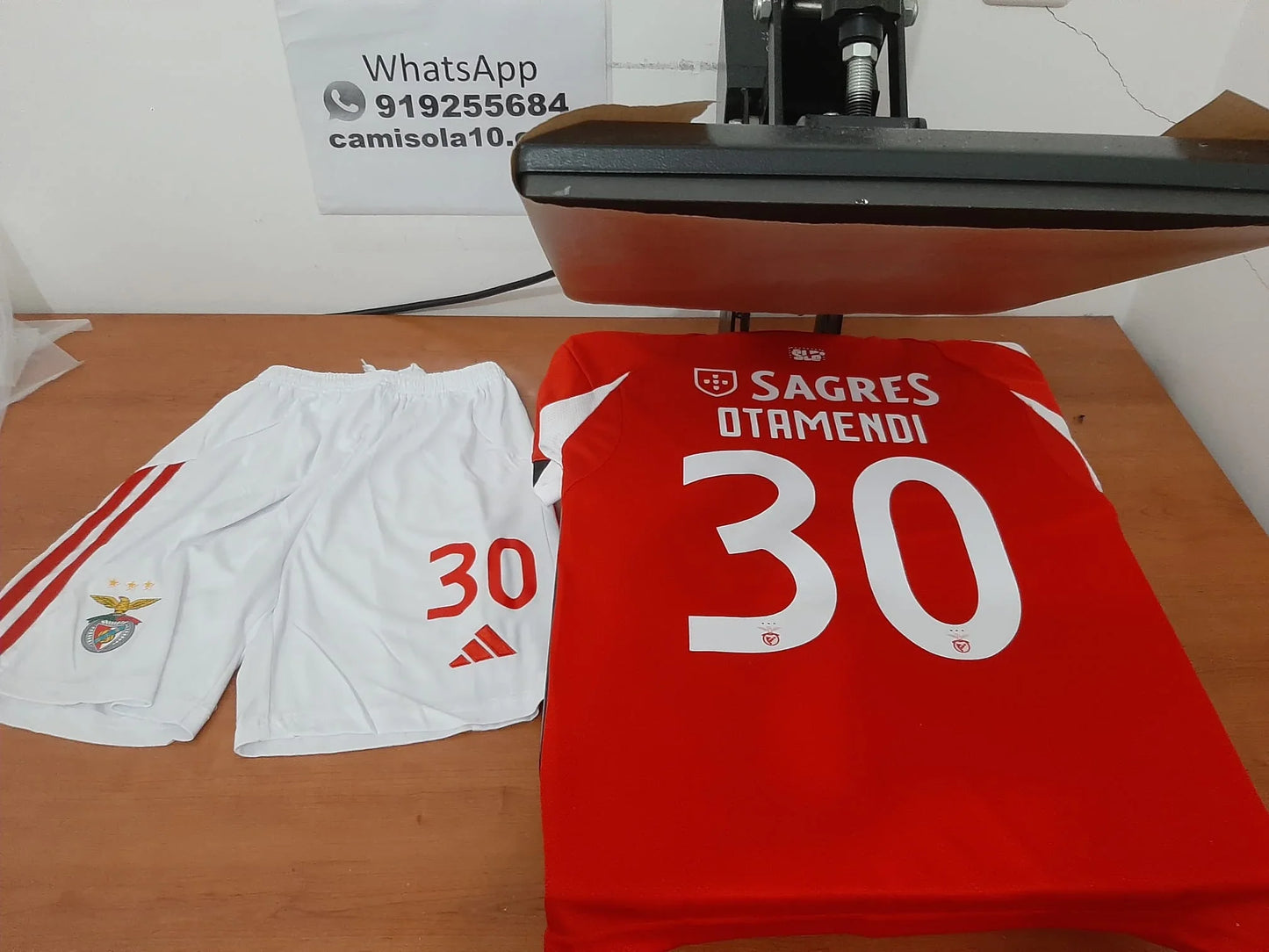 Vista das costas da camisola de criança do Benfica 25/26 com personalização de nome e número
Otamendi 30