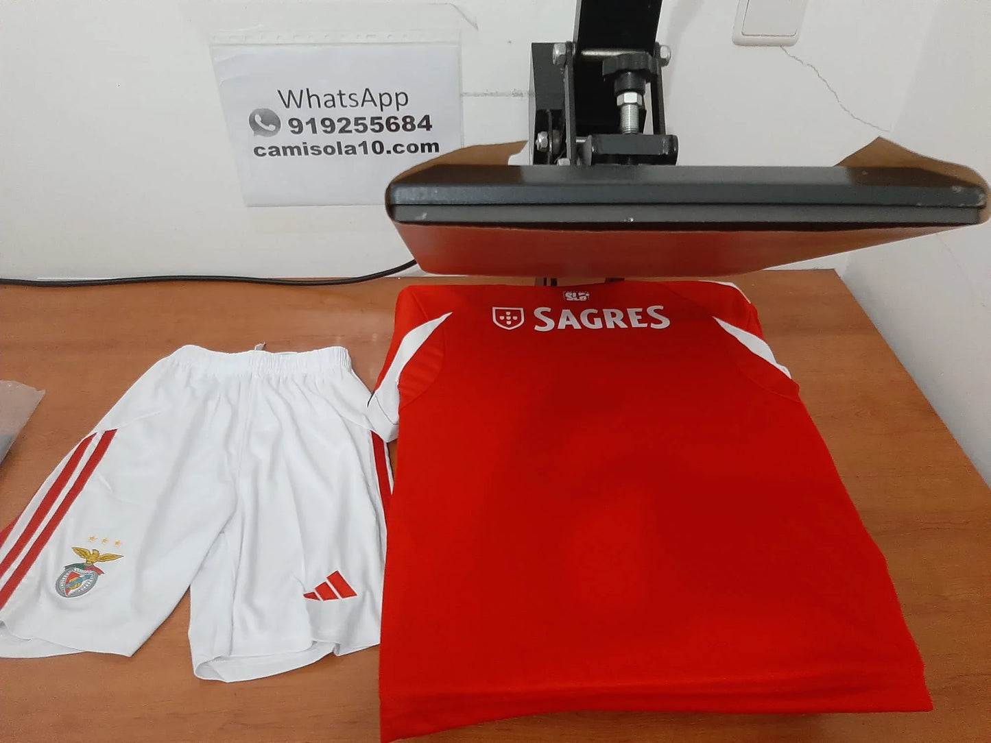 Costas do kit infantil do Benfica 2025/2026 pronto para entrega