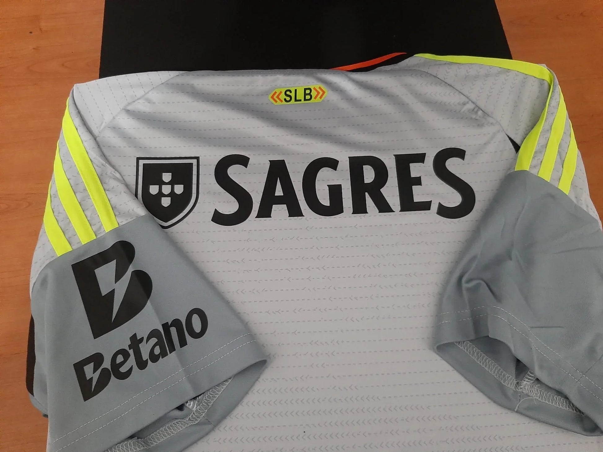 Detalhe das costas da camisola do Benfica 24/25 patrocínios, sagres e betano