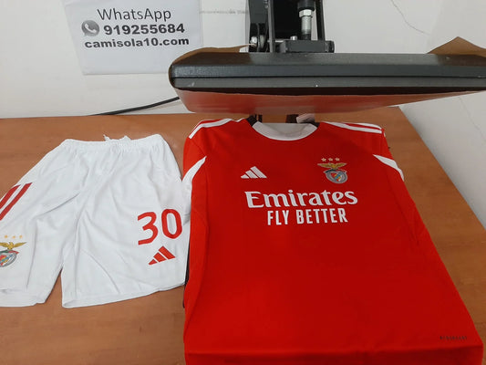Conjunto (camisola e calções) principal do SL Benfica para criança, época 25/26.