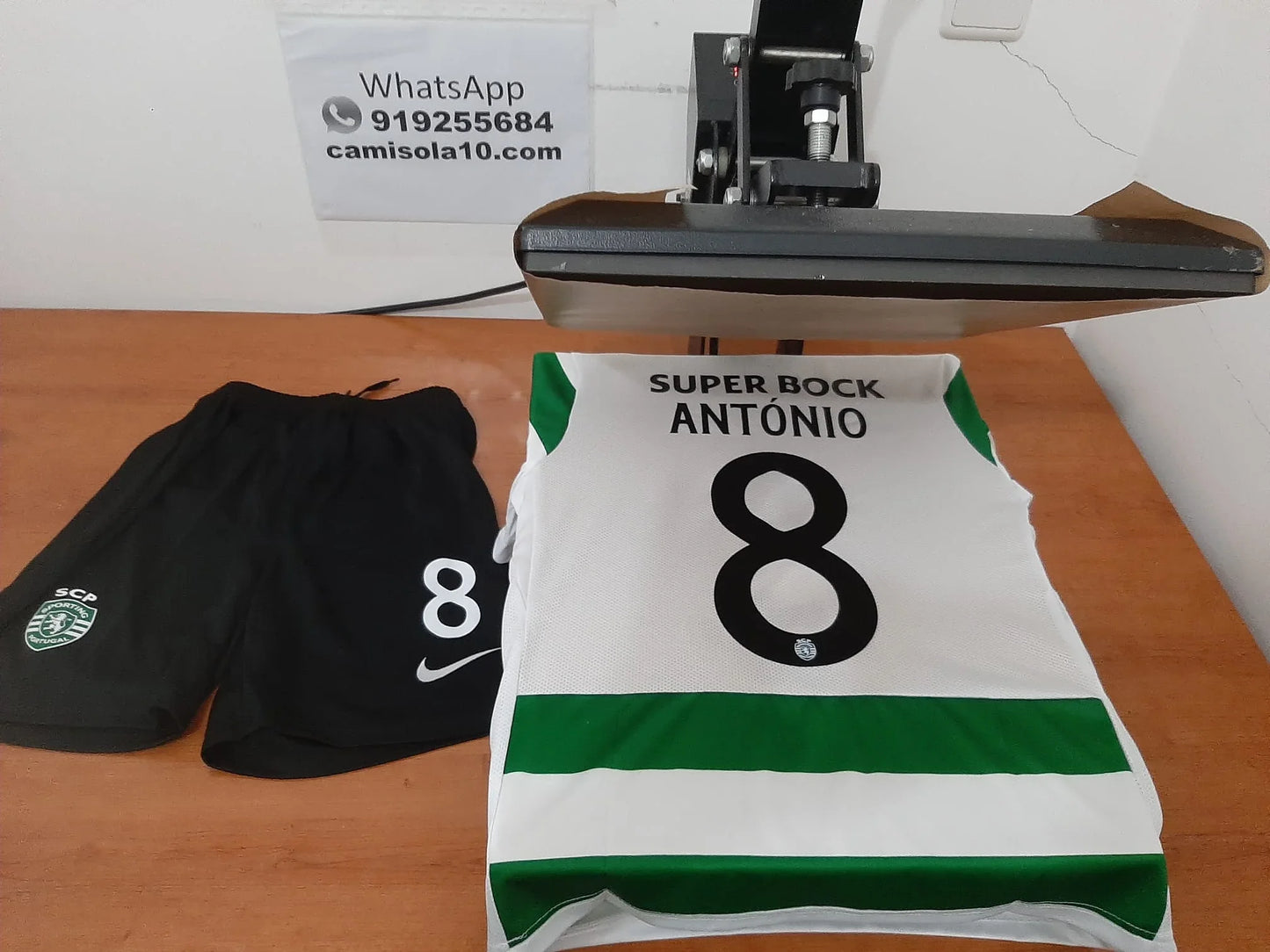 Conjunto de  Criança Principal SCP 25/26 - Costas da camisola do Sporting CP com personalização do clube, nome António e número 8.