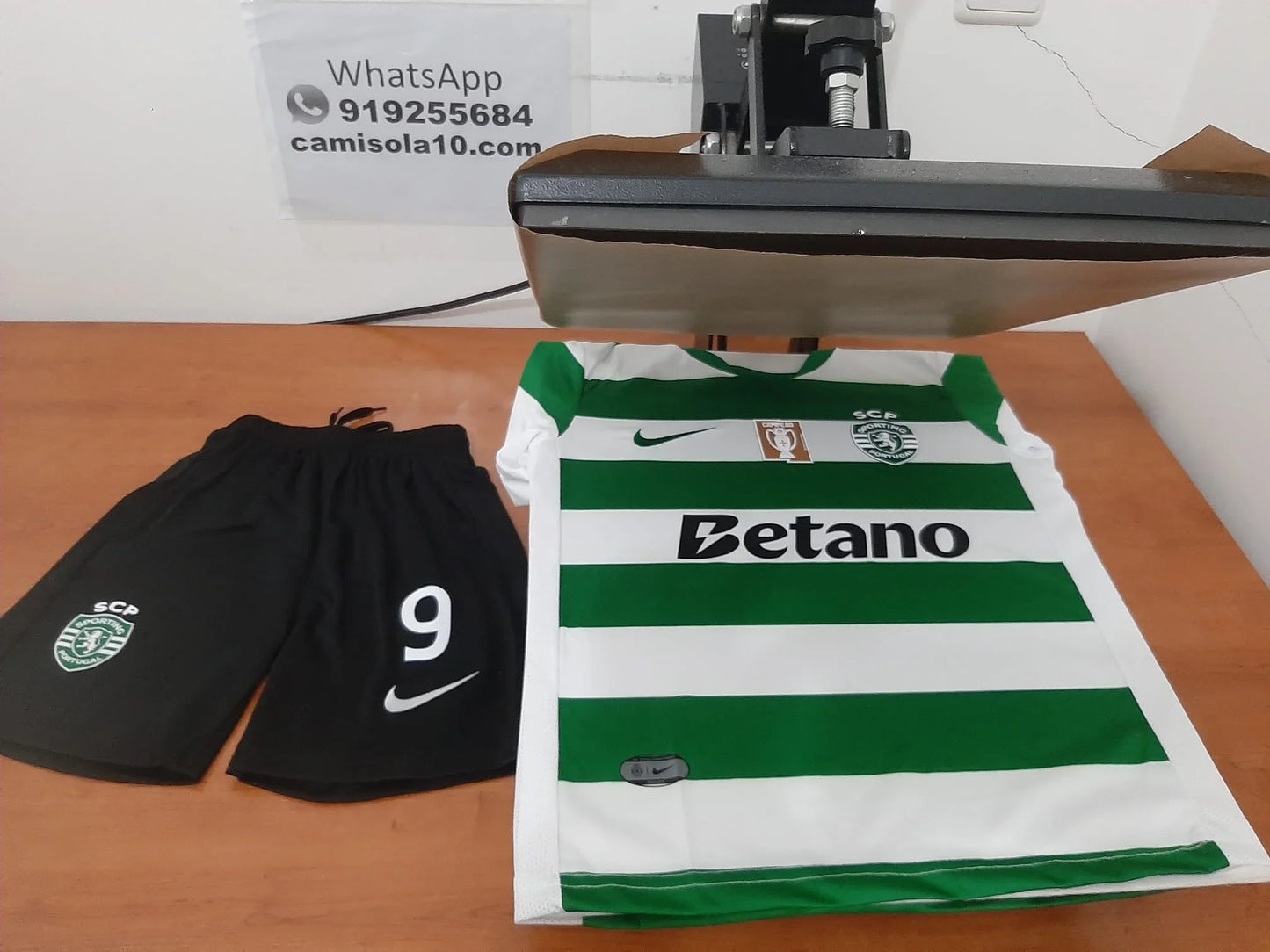 conjunto infantil Sporting CP personalizada com o nome Gyökeres e número 9, época 25/26.