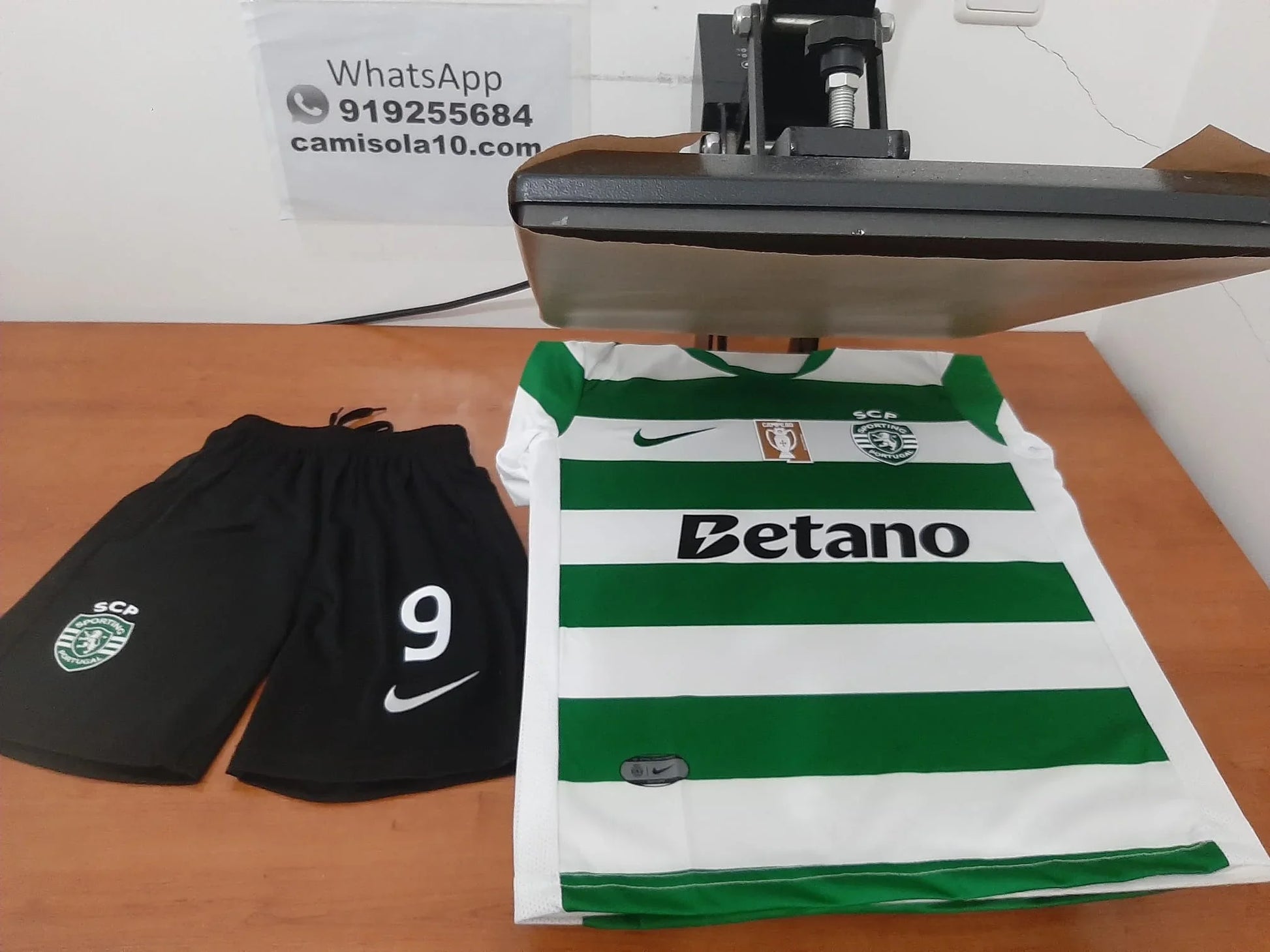 conjunto infantil Sporting CP personalizada com o nome Gyökeres e número 9, época 25/26.