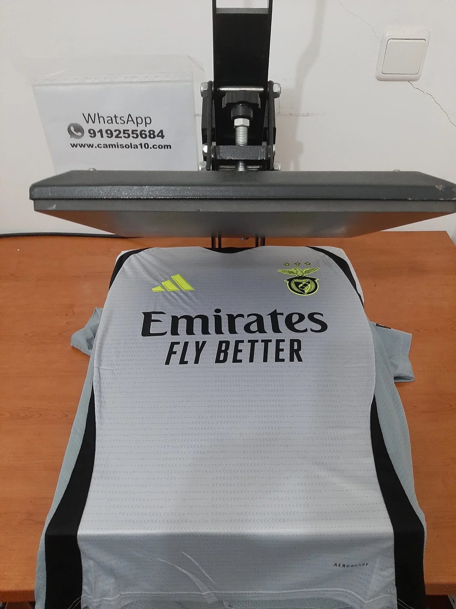 Frente da camisola oficial do 3º equipamento do SL Benfica 24/25 em cinzento e verde.