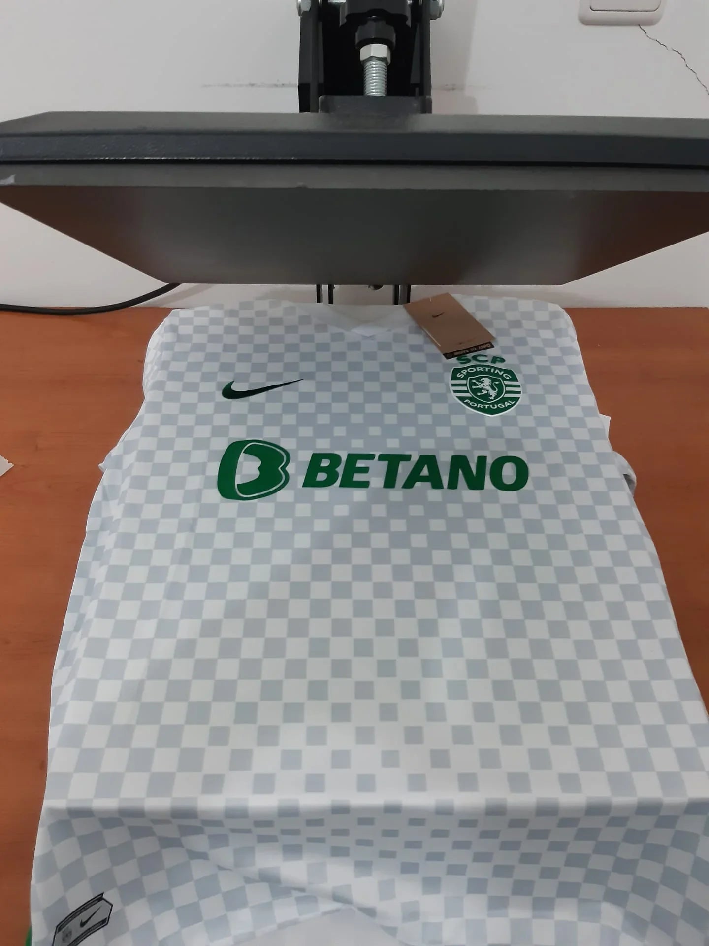 ista frontal da camisola do 3º equipamento do Sporting CP 22/23 na prensa de estampagem
