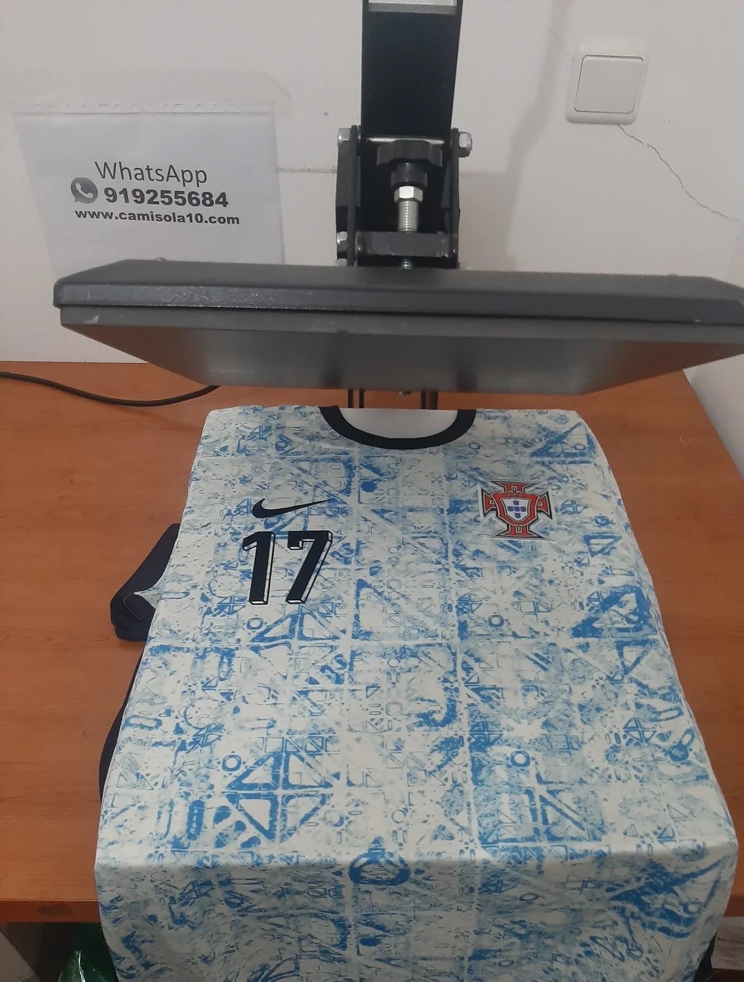 Frente da camisola alternativa de Portugal 2024 com padrão de azulejos na prensa de estampagem.