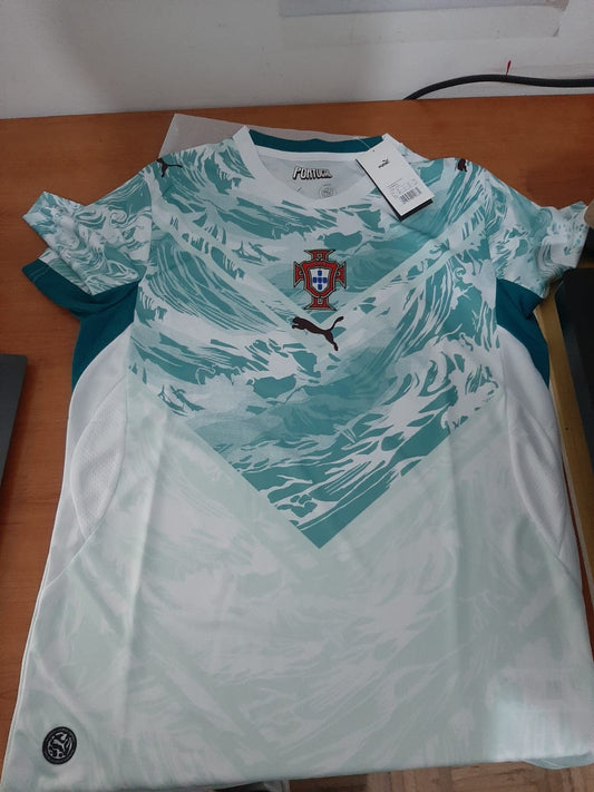 Foto real da nova camisola alternativa de Portugal 2026 disponível para reserva antecipada na Camisola 10.