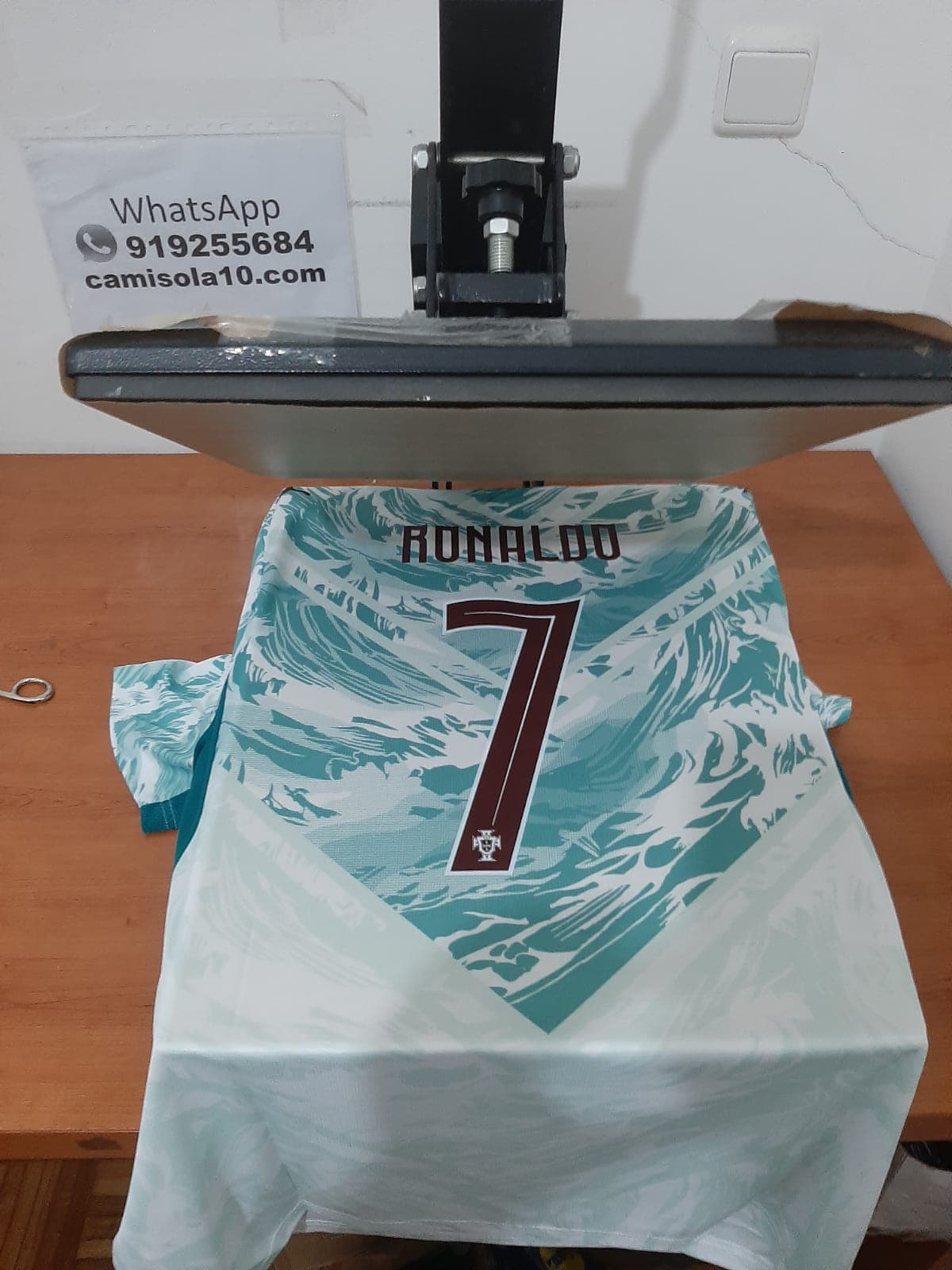 Costas da camisola alternativa de Portugal 2026 com personalização premium do nome Ronaldo e número 7, em processo de estampagem
