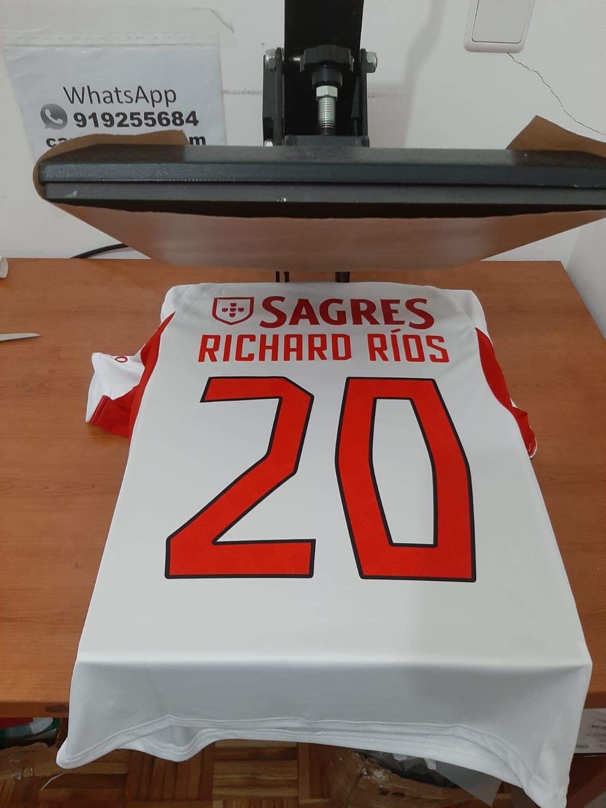 Camisola Alternativa Branca SL Benfica 25/26 personalizada Richard Ríos 20. Envio 2-3 dias, foto real por WhatsApp e pagamento à cobrança. Pede a tua!