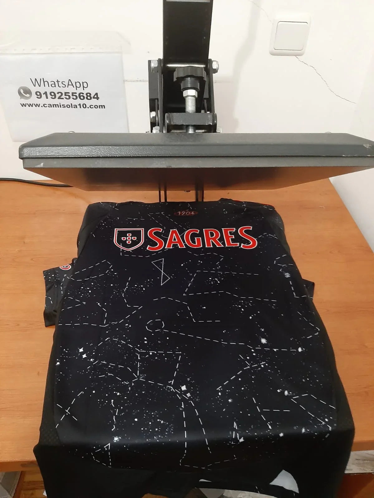 Detalhe das costas da camisola preta alternativa SL Benfica 24/25 com patrocínio Sagres 