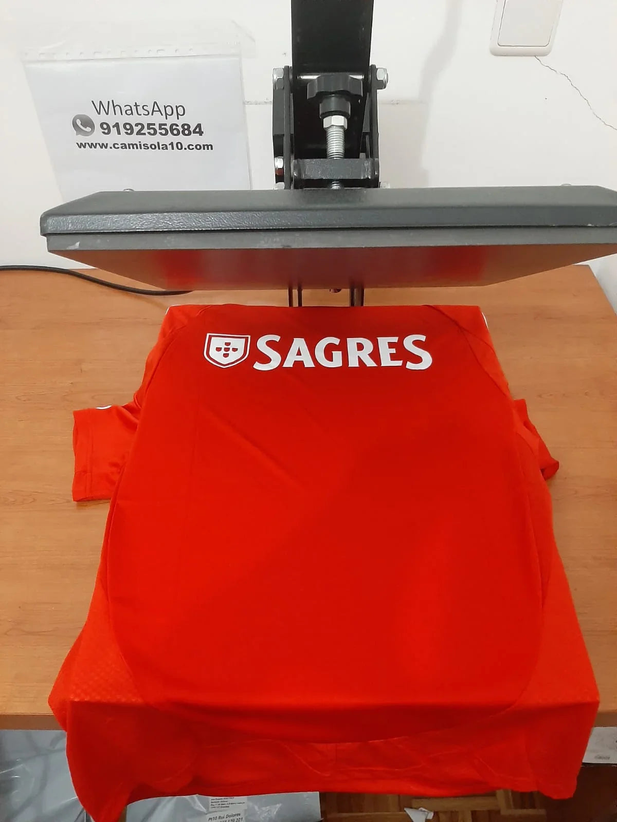 Vista das costas da camisola do Benfica 2024/2025 com o patrocínio Sagres