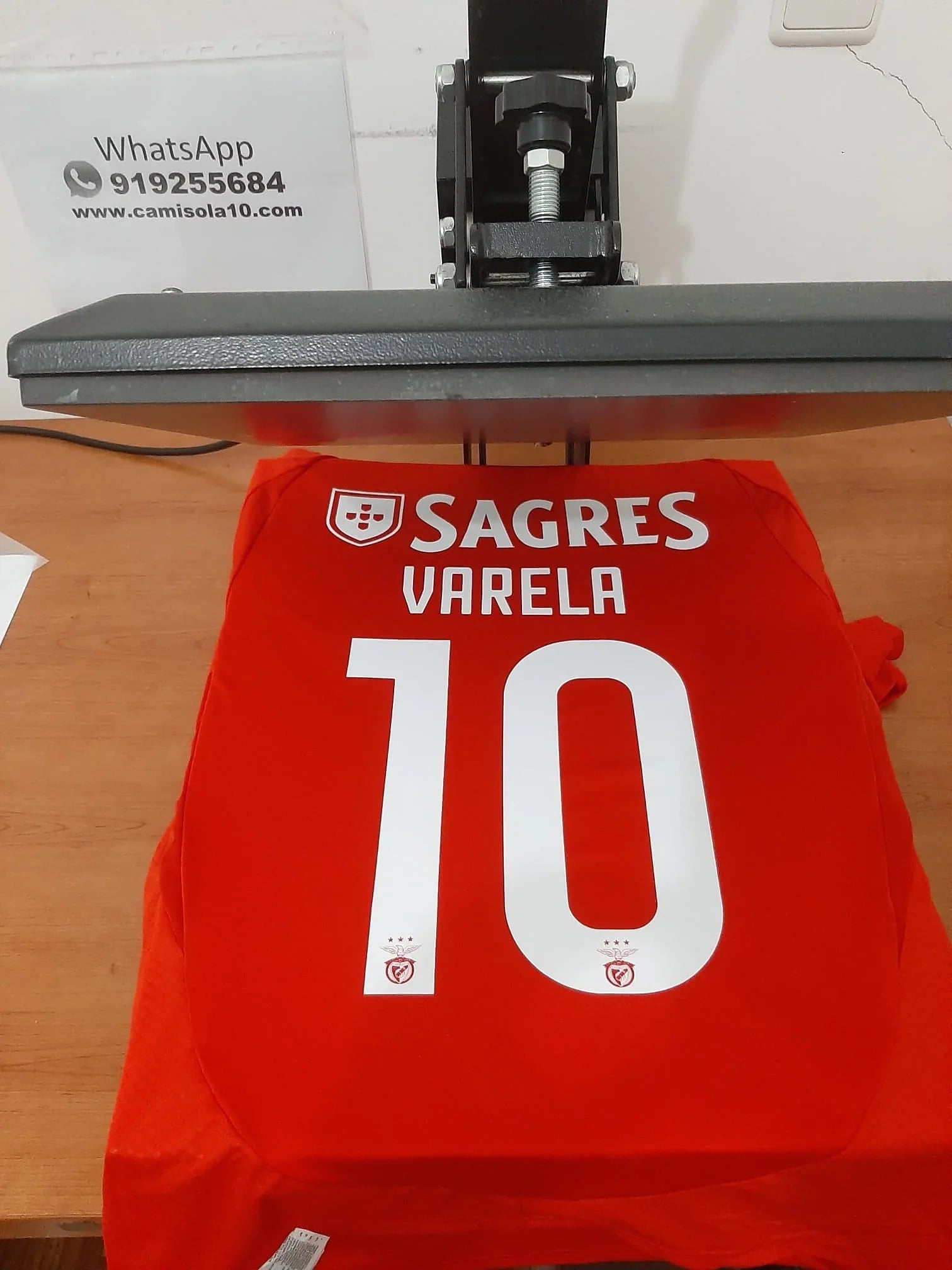 Detalhe das costas da camisola do Benfica 24/25 com personalização do nome varela e número 10 