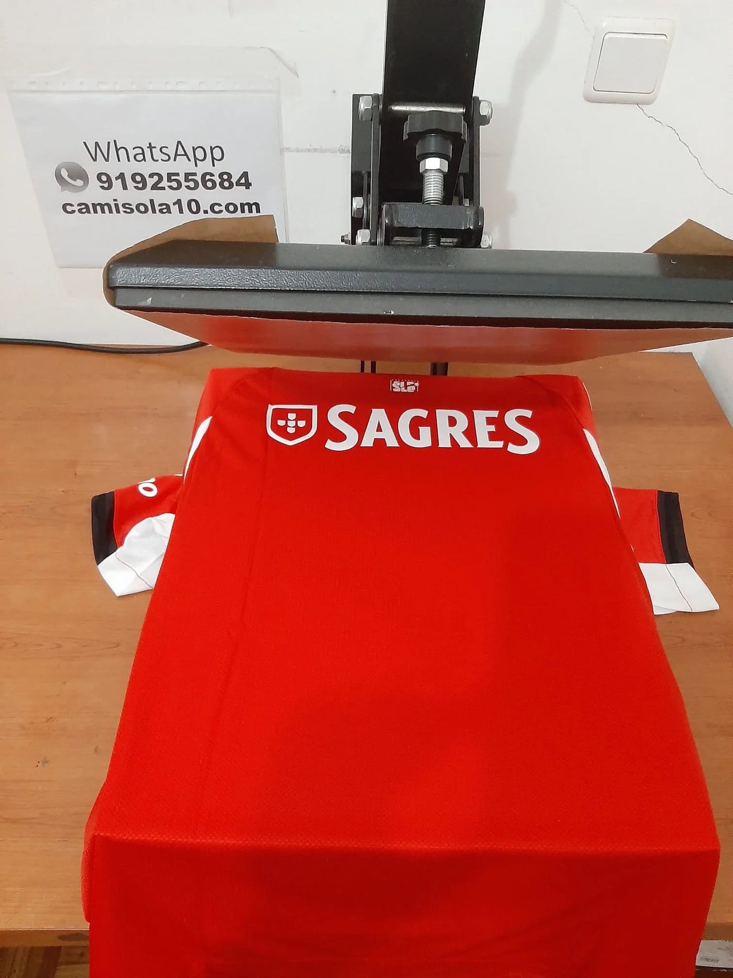 Vista das costas da camisola principal do Benfica 2025/2026 com o patrocínio Sagres.