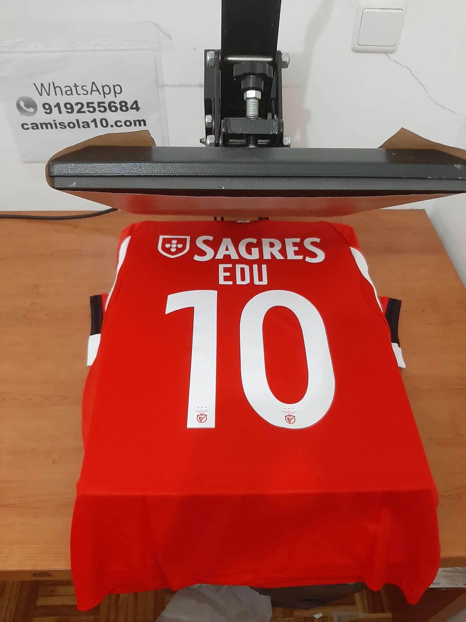 Detalhe das costas da camisola do Benfica 25/26 com personalização premium do nome EDU e número 10.