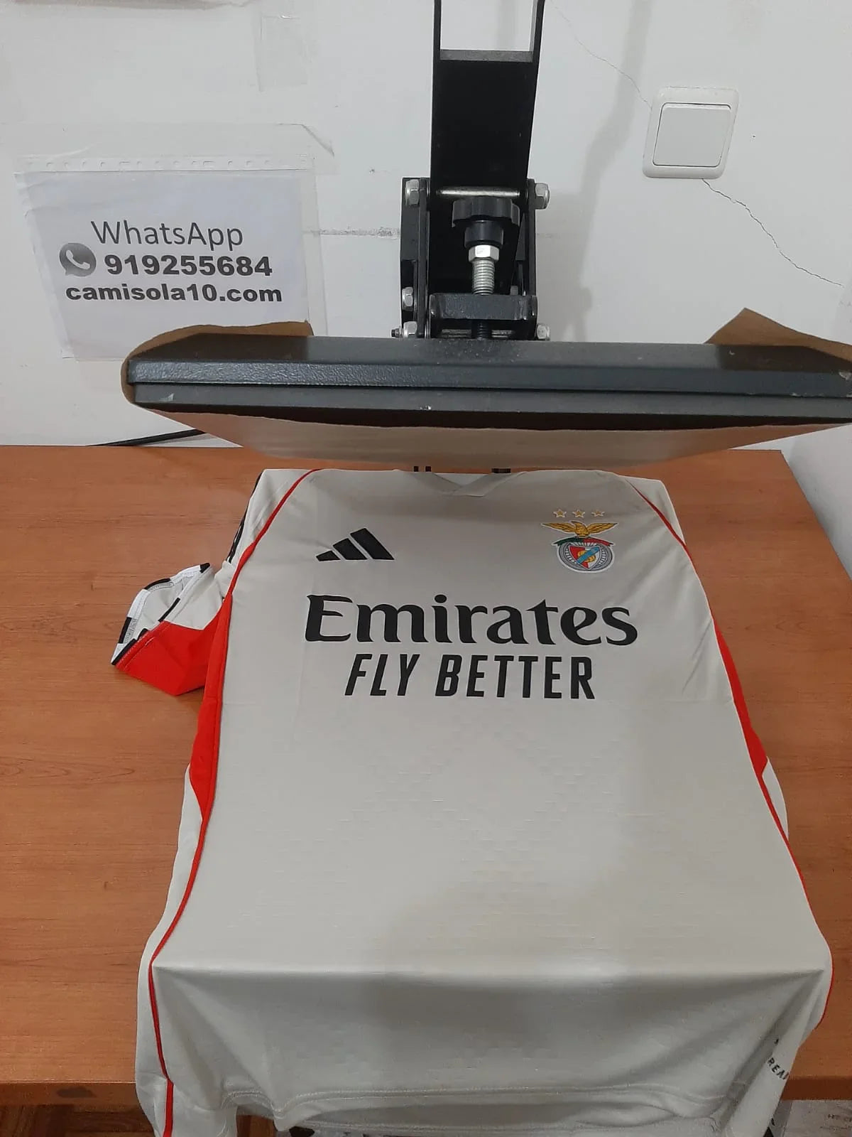 camisola SL Benfica alternativa bege 25/26 na prensa térmica para aplicar  estampagem de nome e número