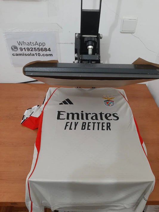 camisola SL Benfica alternativa bege 25/26 na prensa térmica para aplicar  estampagem de nome e número
