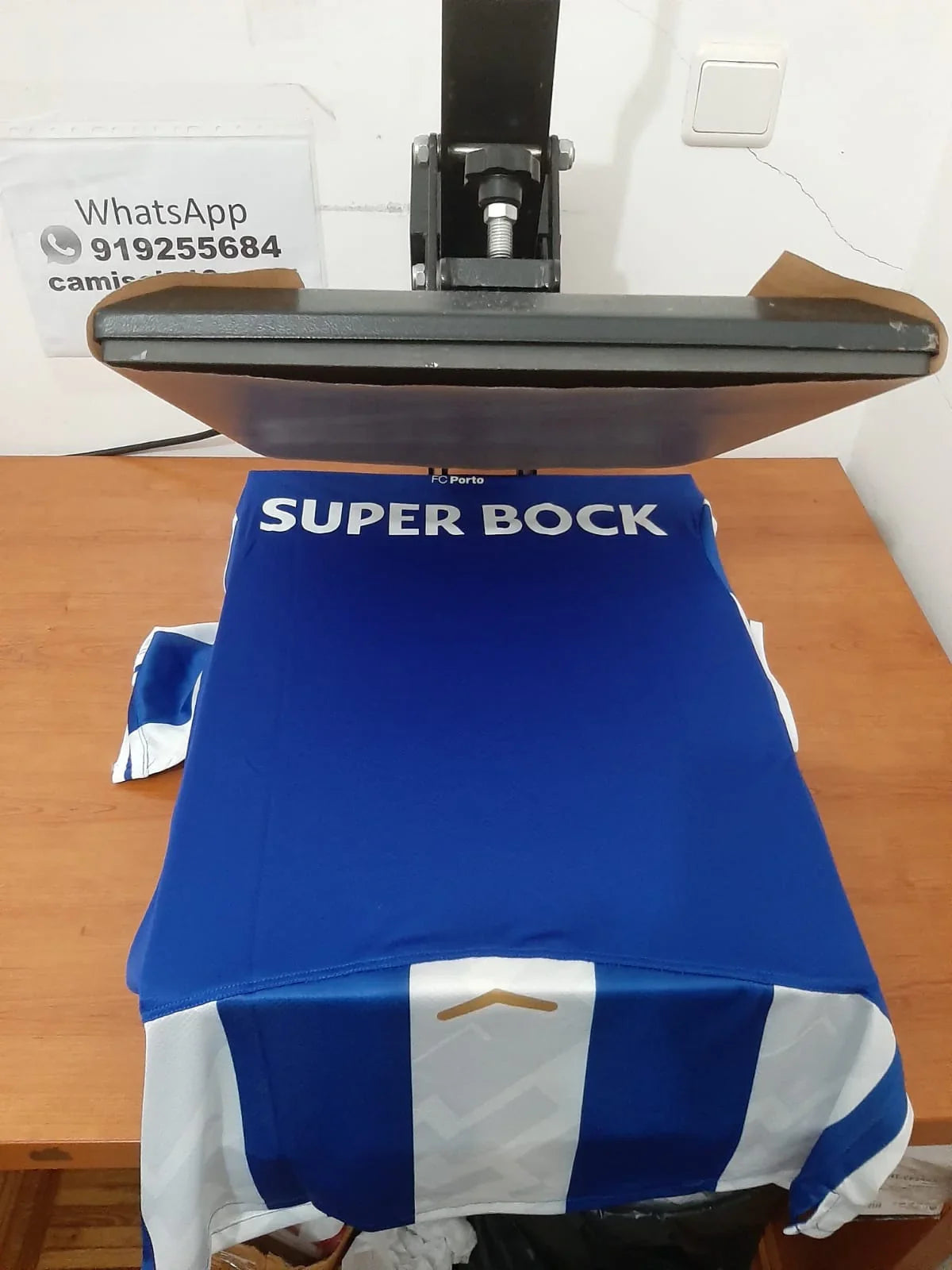 Vista traseira da camisola principal do FC Porto 2025/2026 na prensa de estampagem