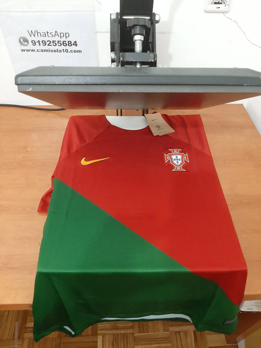Vista frontal da camisola de Portugal do Mundial Catar 2022 na prensa de estampagem 