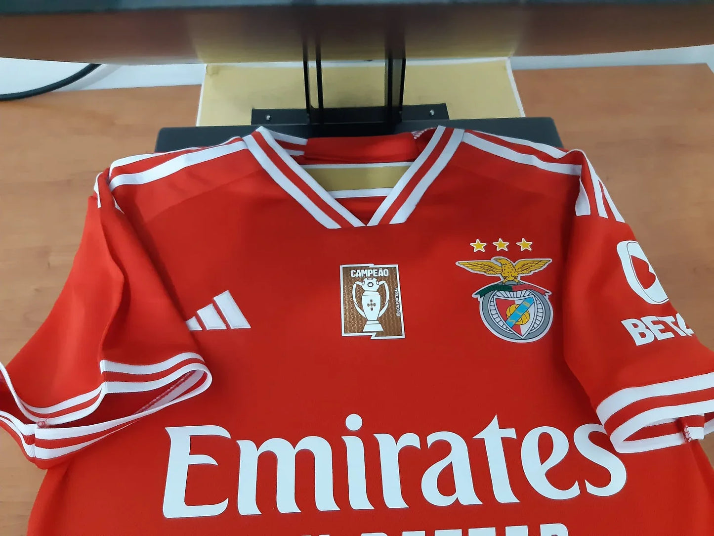 Camisola Principal SL Benfica 23/24 com badge de campeão
