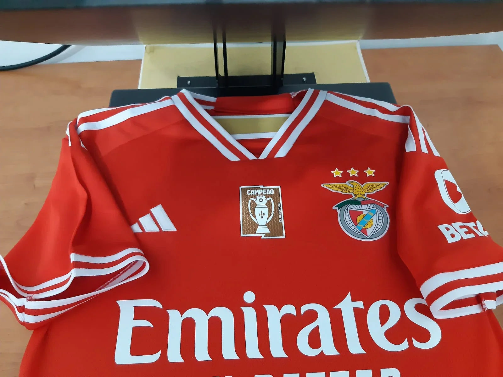 Camisola Principal SL Benfica 23/24 com badge de campeão