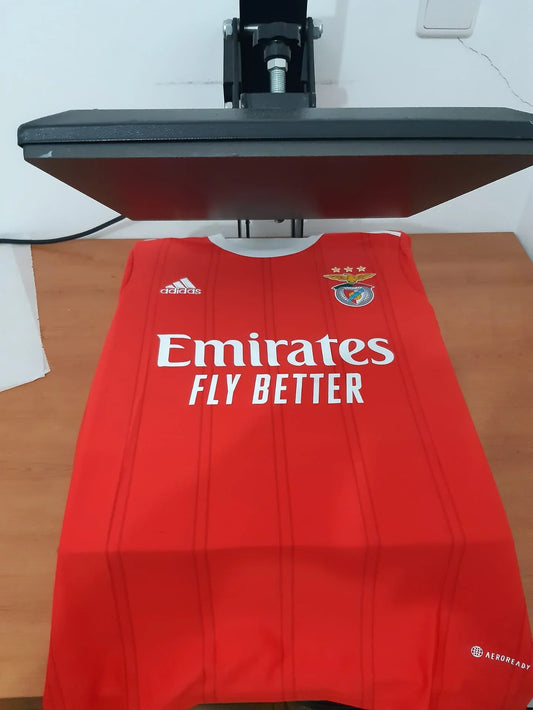 Frente da camisola principal do SL Benfica 22/23 na prensa de estampagem, disponível só em tamanho S.