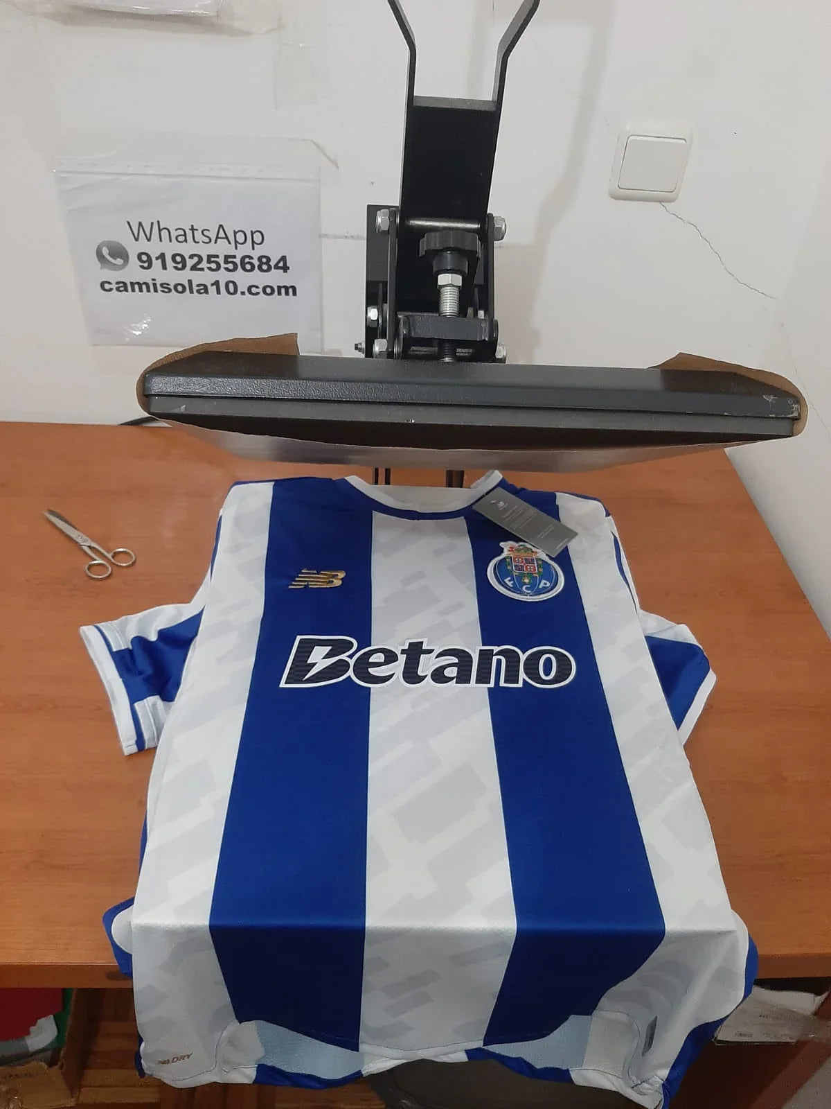 Camisola Principal FC Porto 25/26 azul e branca vista frontal. Qualidade premium