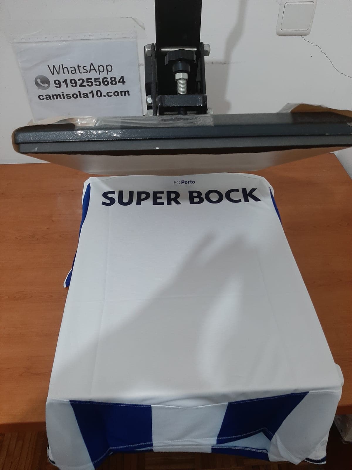 Costas da camisola principal do FC Porto 26/27 na prensa térmica, destacando o patrocínio Super Bock e o espaço para personalização