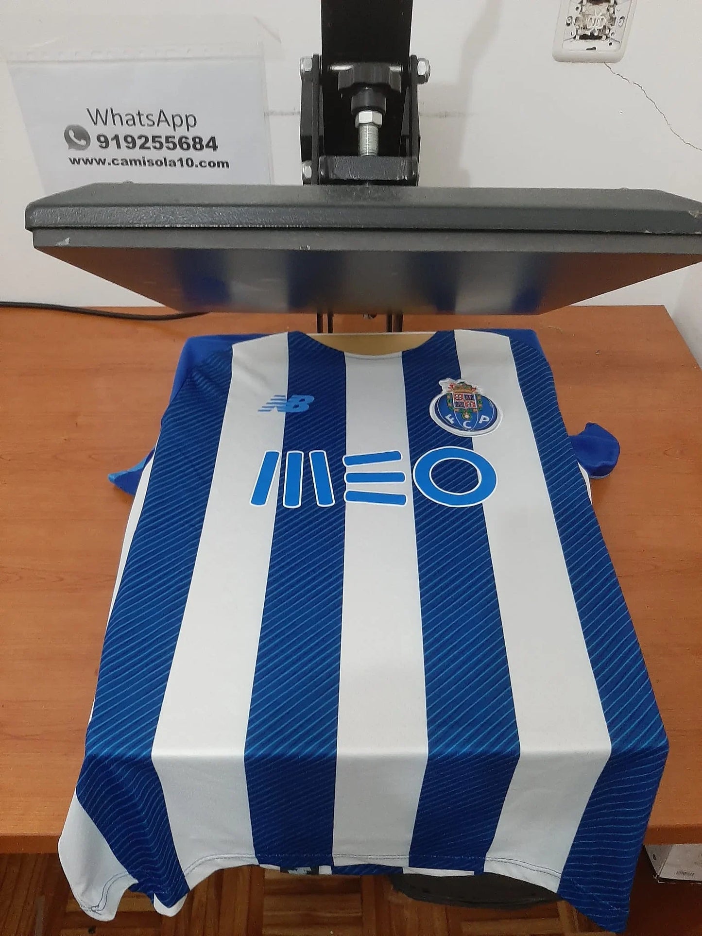 Frente da camisola principal do FC Porto época 21/22 na prensa de estampagem da Camisola 10.