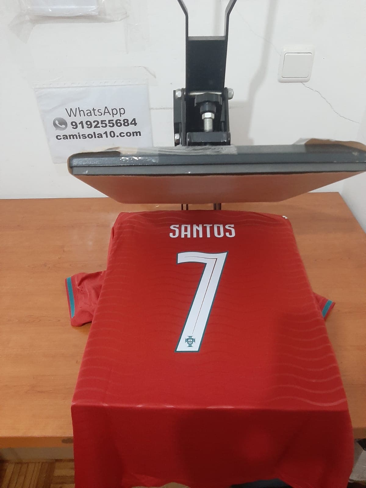 Costas da camisola de Portugal 2026 com personalização premium do nome Santos e número 7 em branco na prensa térmica