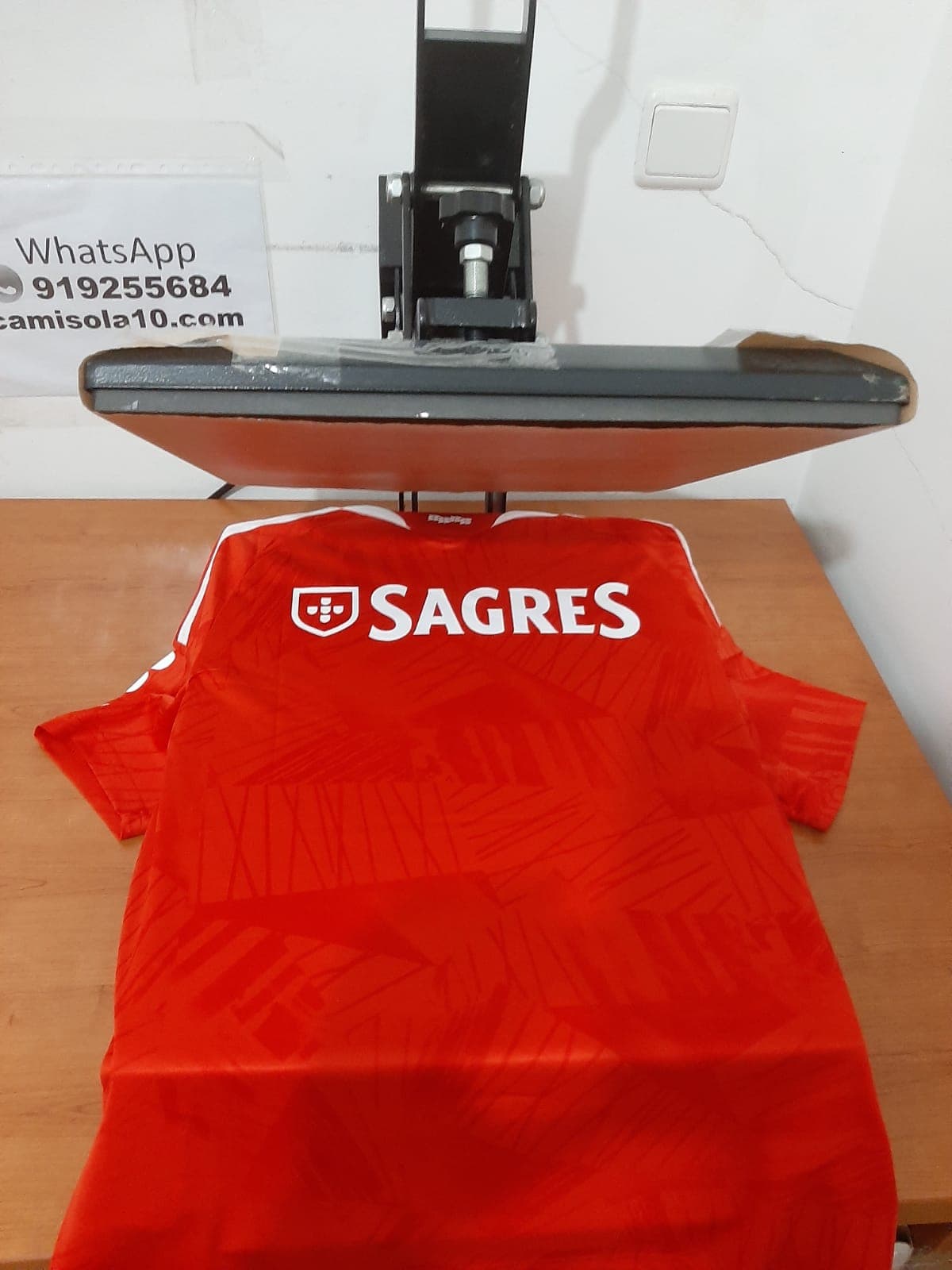 Costas da camisola principal do SL Benfica 26/27 com o patrocínio Sagres no topo e espaço para personalização.
