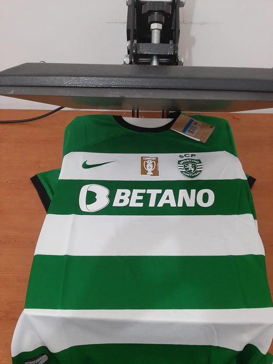 Vista frontal da camisola principal do Sporting CP época 23/24 com badge de campeão