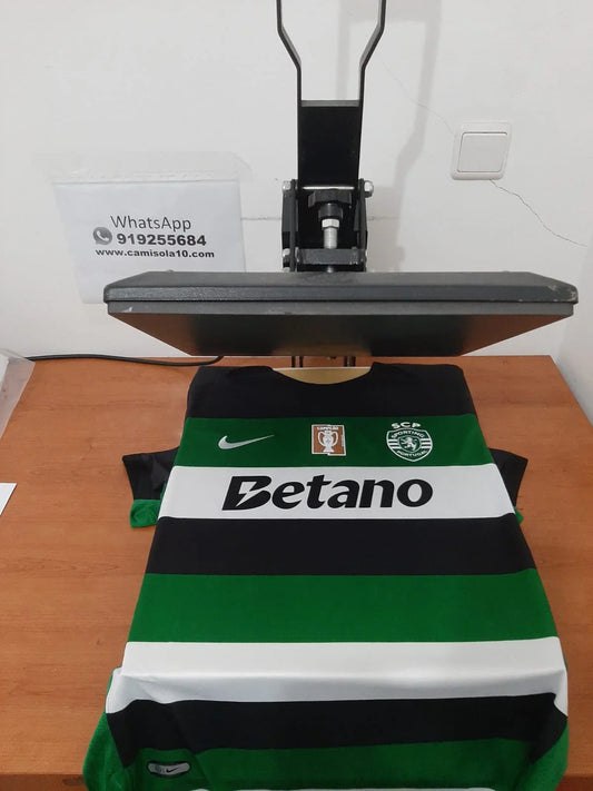 Vista frontal da camisola principal do Sporting CP 24/25 na prensa térmica da Camisola10.