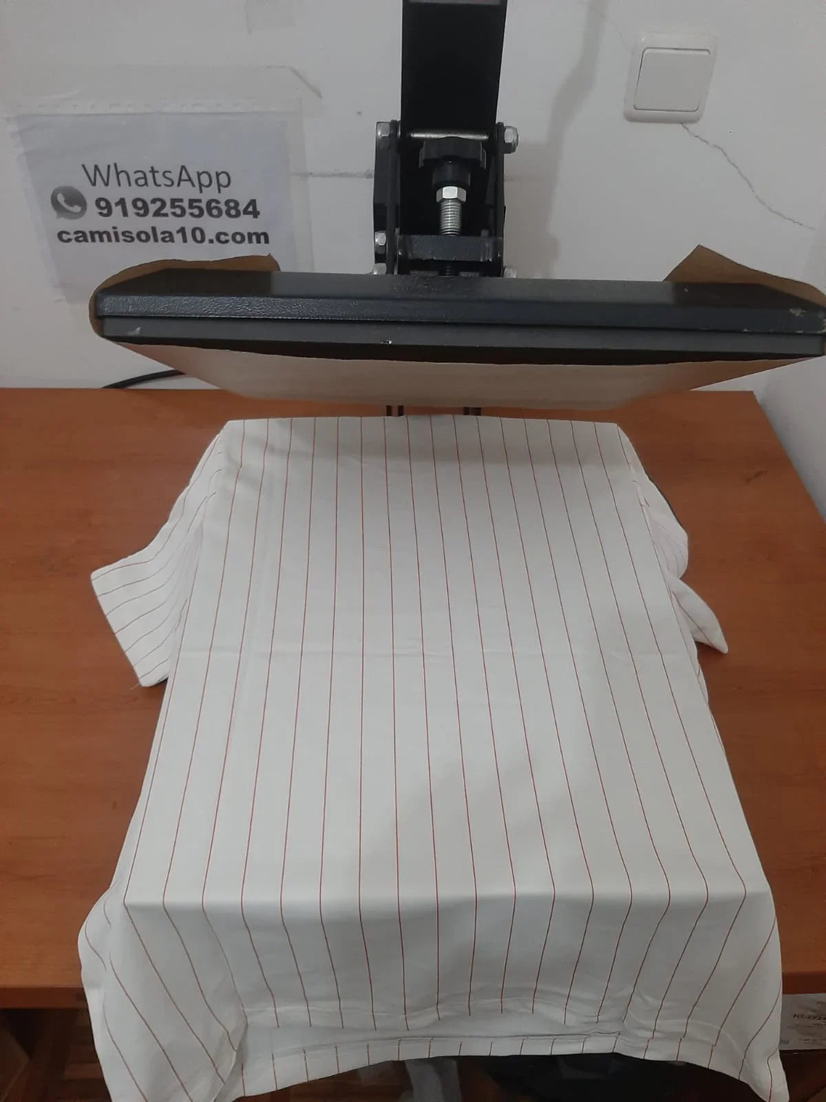 Detalhe do tecido e riscas verticais da camisola retro branca do Benfica época 25/26