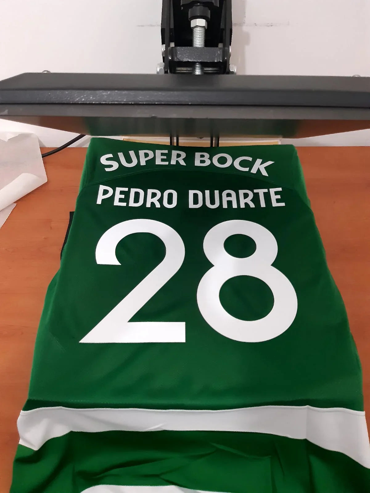 Detalhe das costas da camisola do Sporting 23/24 personalizada com nome Pedro Duarte e número 28.