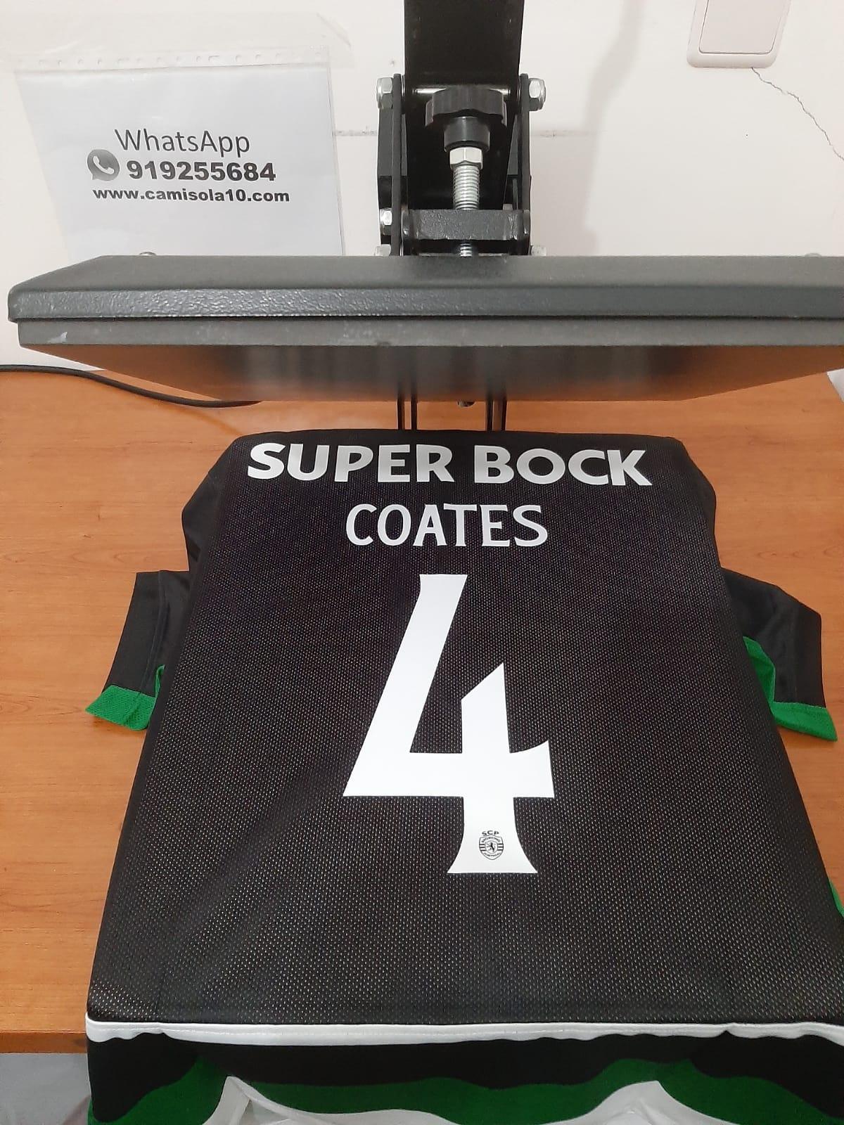 Detalhe das costas da camisola do Sporting personalizada com o nome Coates e o número 4.
