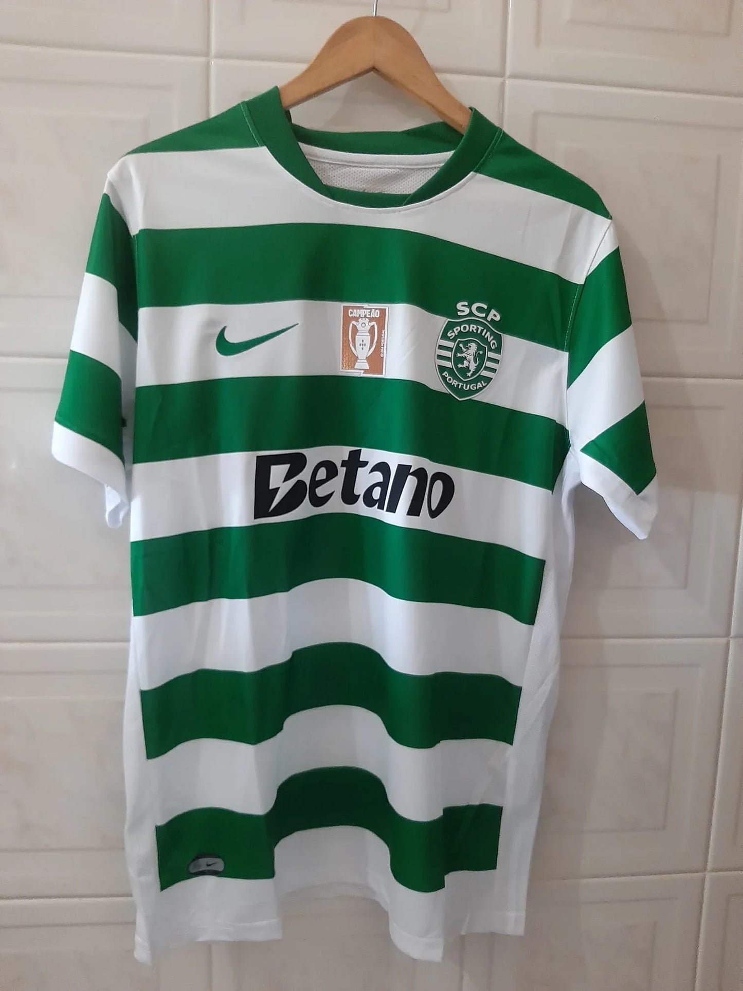 Camisola Sporting CP 25/26 com o Badge dourado de Campeão da Liga Portugal - Camisola 10