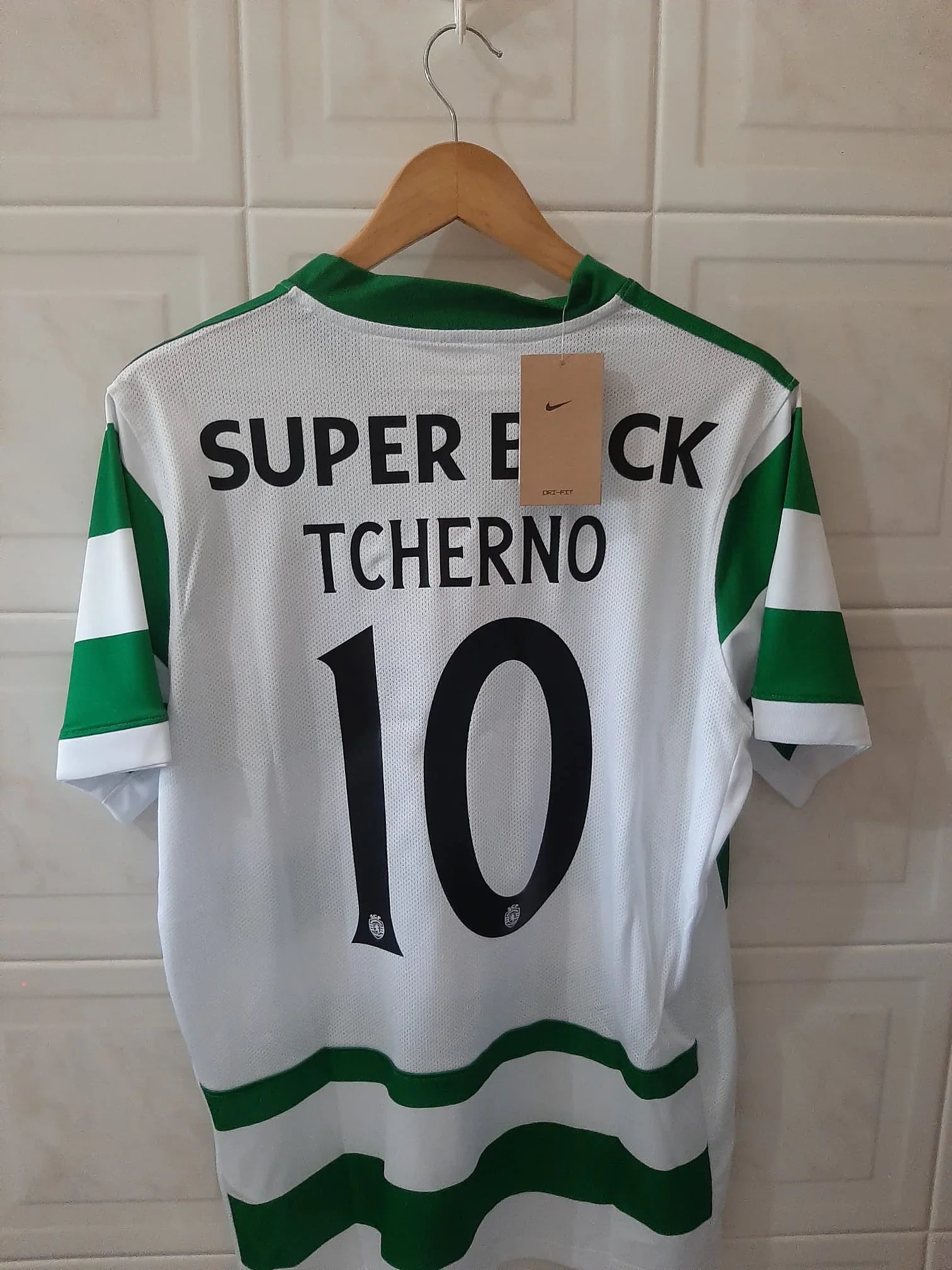 Exemplo de personalização de nome e número oficial nas costas da Camisola Sporting CP 25/26