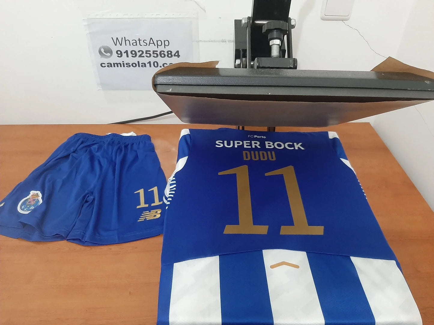 Detalhe das costas da camisola de criança do FC Porto 25/26 com nome dudu e número 11 personalizados.