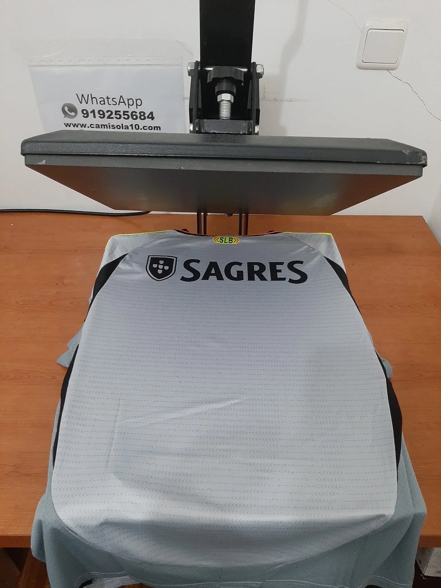 Detalhe das costas da camisola do Benfica cinza 24/25 com o patrocínio Sagres 